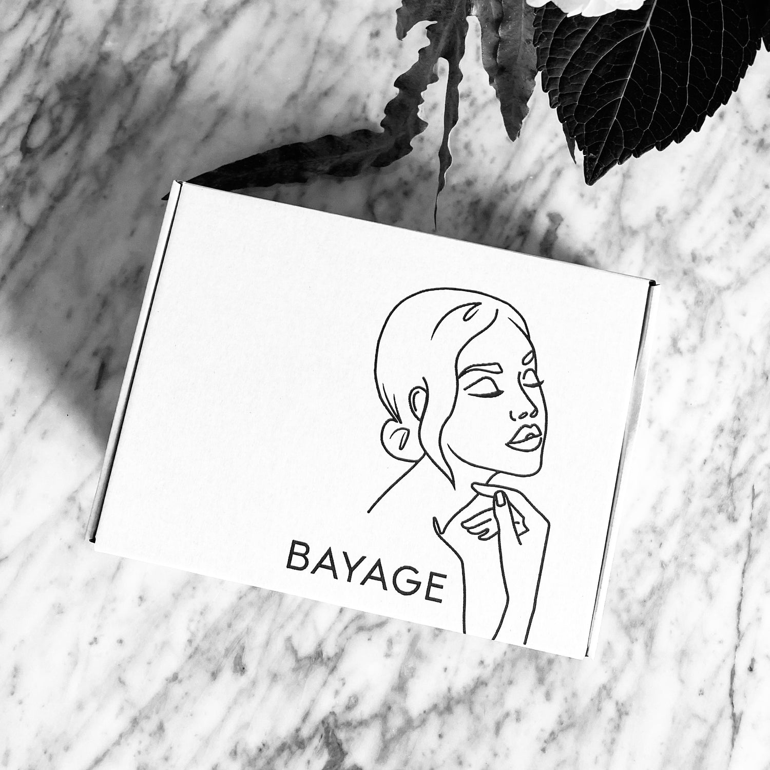 Die Bayage Verpackung als perfektes Beauty Geschenk. In einer Box mit weiblichen Design.